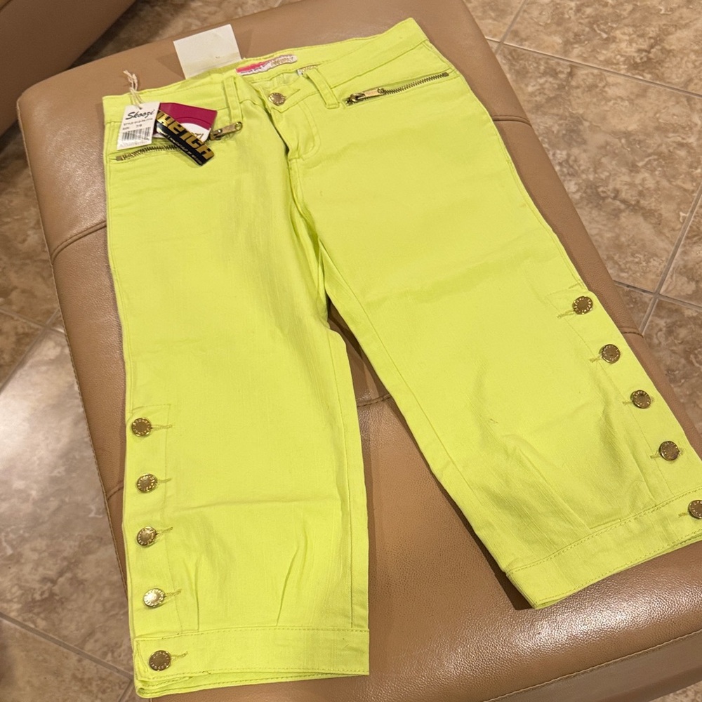 BNWT Stylish Yellow Women's Capris Pants